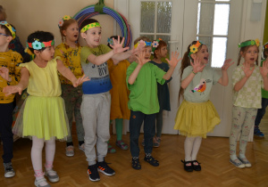Zabawy taneczne dzieci z grupy IV